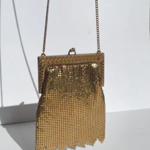 MINI BOLSA MALHA METAL DOURADA BANDEIRINHA